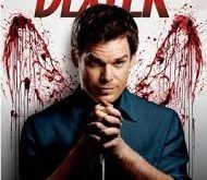 Filmografik açıdan bakıldığında Dexter, belirgin bir atmosfer yaratmayı başaran görsel bir dile sahiptir. Sıcak ama tekinsiz renk paleti, kontrollü kamera hareketleri ve ritmik kurgu, dizinin psikolojik gerilim tonunu destekler.