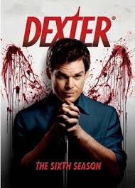 Filmografik açıdan bakıldığında Dexter, belirgin bir atmosfer yaratmayı başaran görsel bir dile sahiptir. Sıcak ama tekinsiz renk paleti, kontrollü kamera hareketleri ve ritmik kurgu, dizinin psikolojik gerilim tonunu destekler.