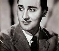 Alberto Sordi, İtalyan komedi sinemasının en büyük ikonlarından biri olarak kabul edilmektedir. Gerek karakter yaratmadaki ustalığı, gerekse doğal ve etkileyici oyunculuğu sayesinde, İtalyan halkı ve sinema dünyası tarafından uzun yıllar saygıyla anılmıştır. Mizah ve dramayı ustalıkla harmanlayan Sordi, İtalya’nın kültürel mirasında kalıcı bir iz bırakmıştır.