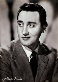Alberto Sordi, İtalyan komedi sinemasının en büyük ikonlarından biri olarak kabul edilmektedir. Gerek karakter yaratmadaki ustalığı, gerekse doğal ve etkileyici oyunculuğu sayesinde, İtalyan halkı ve sinema dünyası tarafından uzun yıllar saygıyla anılmıştır. Mizah ve dramayı ustalıkla harmanlayan Sordi, İtalya’nın kültürel mirasında kalıcı bir iz bırakmıştır.
