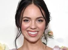 Claudia Sulewski, dijital dünyada hızla büyümeye devam eden bir influencer olarak, gelecekteki projeleriyle adından daha çok söz ettirebilir. Sosyal medya içerik üreticiliği ve influencer pazarlama alanındaki yetenekleri, ona birçok işbirliği ve yeni fırsatlar sunacaktır.