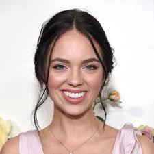 Claudia Sulewski, dijital dünyada hızla büyümeye devam eden bir influencer olarak, gelecekteki projeleriyle adından daha çok söz ettirebilir. Sosyal medya içerik üreticiliği ve influencer pazarlama alanındaki yetenekleri, ona birçok işbirliği ve yeni fırsatlar sunacaktır.