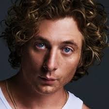 Jeremy Allen White, New York City'de doğmuş ve genç yaşlardan itibaren oyunculuğa ilgi duymuştur. Eğitimini tiyatro üzerine alan White, oyunculuk kariyerine daha genç yaşlarda başlamıştır. İlk kez 2006 yılında "The Speed of Life" adlı filmle dikkatleri üzerine çekmiştir.