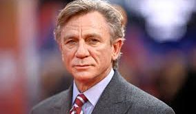 Daniel Craig, modern Bond’un sert ve karizmatik yüzü olarak sinema tarihine adını yazdırmıştır. Fiziksel performansı, dramatik yeteneği ve karakter derinliği ile James Bond serisini yeni bir nesle taşımış ve aksiyon sinemasında önemli bir etki bırakmıştır.