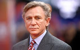 Daniel Craig, modern Bond’un sert ve karizmatik yüzü olarak sinema tarihine adını yazdırmıştır. Fiziksel performansı, dramatik yeteneği ve karakter derinliği ile James Bond serisini yeni bir nesle taşımış ve aksiyon sinemasında önemli bir etki bırakmıştır.