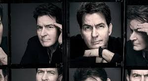 Charlie Sheen, genellikle karizmatik, özgüvenli ve esprili karakterleri canlandırmasıyla bilinir. Hem dram hem komedi türünde başarılı performanslar sergilemiş, özellikle televizyon komedilerinde güçlü bir etki bırakmıştır.