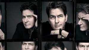 Charlie Sheen, genellikle karizmatik, özgüvenli ve esprili karakterleri canlandırmasıyla bilinir. Hem dram hem komedi türünde başarılı performanslar sergilemiş, özellikle televizyon komedilerinde güçlü bir etki bırakmıştır.