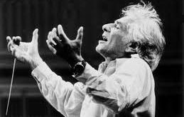 Leonard Bernstein, 20. yüzyılın en önemli Amerikalı orkestratörlerinden, orkestra şeflerinden ve bestecilerinden biridir. Hem klasik müzik hem de popüler müzik alanlarında derin bir iz bırakmış olan Bernstein, sadece müzikal dehası ile değil, aynı zamanda eğitimci ve sanat elçisi olarak da büyük bir etki yaratmıştır.