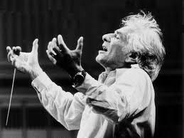 Leonard Bernstein, 20. yüzyılın en önemli Amerikalı orkestratörlerinden, orkestra şeflerinden ve bestecilerinden biridir. Hem klasik müzik hem de popüler müzik alanlarında derin bir iz bırakmış olan Bernstein, sadece müzikal dehası ile değil, aynı zamanda eğitimci ve sanat elçisi olarak da büyük bir etki yaratmıştır.
