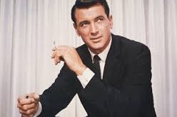 Rock Hudson, 17 Kasım 1925’te, Chicago, Illinois’de doğmuş ve gerçek adı Roy Harold Scherer Jr. olan Hudson, genç yaşlarda sinemaya olan ilgisini keşfetmiştir. Ailesinin maddi zorluklar nedeniyle Hollywood’a taşınması, Hudson’un film endüstrisine adım atmasının önünü açtı.