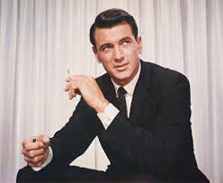 Rock Hudson, 17 Kasım 1925’te, Chicago, Illinois’de doğmuş ve gerçek adı Roy Harold Scherer Jr. olan Hudson, genç yaşlarda sinemaya olan ilgisini keşfetmiştir. Ailesinin maddi zorluklar nedeniyle Hollywood’a taşınması, Hudson’un film endüstrisine adım atmasının önünü açtı.