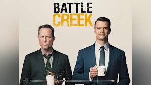 Battle Creek, Michigan’ın Battle Creek kasabasında geçer ve izleyiciyi iki çok farklı kişiliğe sahip dedektifin iş birliğine tanık olmaya davet eder. Bu dedektiflerden biri, idealist ve umutlu Russ Agnew (Dean Winters), diğeri ise umutsuz, mizantrop ve cynik Milt Chamberlain (Josh Duhamel)'dir.