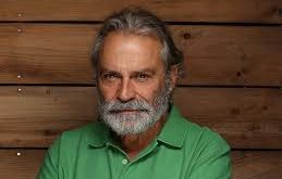 Haluk Bilginer'in oyunculuk yolculuğu, İstanbul Üniversitesi Devlet Konservatuvarı'nda aldığı eğitimle başlamıştır. Bu dönemde tiyatro, sinema ve dizi oyunculuğu üzerine ciddi bir birikim kazanmıştır. Konservatuvardan mezun olduktan sonra, Türkiye'nin en köklü tiyatro topluluklarında sahne almaya başlamıştır. Bu süreçteki başarılı performansları, onun dikkat çeken bir oyuncu olmasına yol açmıştır.