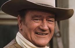 John Wayne, oyunculuğun yanı sıra yönetmenlik ve yapımcılık da yapmıştır. 1960 yapımı The Alamo filmi, onun yönetmen koltuğuna oturduğu en bilinen projedir. Wayne, sinema dünyasında yalnızca oyuncu olarak değil, yaratıcı bir figür olarak da etkili olmuştur.