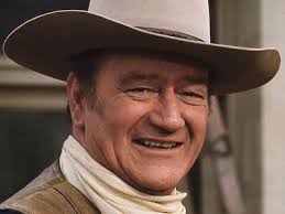 John Wayne, oyunculuğun yanı sıra yönetmenlik ve yapımcılık da yapmıştır. 1960 yapımı The Alamo filmi, onun yönetmen koltuğuna oturduğu en bilinen projedir. Wayne, sinema dünyasında yalnızca oyuncu olarak değil, yaratıcı bir figür olarak da etkili olmuştur.