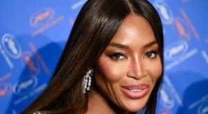 Naomi Campbell’ın podyum yürüyüşü, moda dünyasında hâlâ referans alınan bir stil olarak kabul edilir. Güçlü duruşu, kendine özgü temposu ve sahne hakimiyeti, onu yalnızca bir manken değil, bir podyum ikonu hâline getirmiştir.