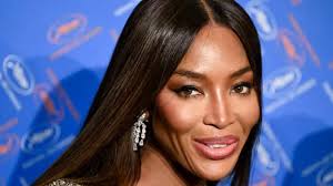 Naomi Campbell’ın podyum yürüyüşü, moda dünyasında hâlâ referans alınan bir stil olarak kabul edilir. Güçlü duruşu, kendine özgü temposu ve sahne hakimiyeti, onu yalnızca bir manken değil, bir podyum ikonu hâline getirmiştir.