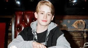 Macaulay Culkin, yalnızca bir oyuncu değil; 90’lar pop kültürünün sembol isimlerinden biridir. Kevin McCallister karakteri, özellikle yılbaşı dönemlerinde hâlâ geniş kitleler tarafından ilgiyle izlenmektedir. Bu durum, Culkin’in sinema tarihindeki kalıcı etkisini açıkça göstermektedir.