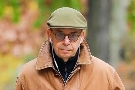 Rick Moranis, komedide bağırmadan güldürmenin, ezmeden eğlendirmenin mümkün olduğunu kanıtlayan nadir oyunculardandır. Onun karakterleri; güçsüzlüğün, kırılganlığın ve nezaketin de sinemasal bir karşılığı olabileceğini gösterir.