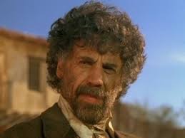 Alfonso Arau Incháustegui, 11 Ocak 1932 tarihinde Meksiko’da doğdu. Sanatla iç içe bir çevrede büyüyen Arau, oyunculuk eğitimini Meksika’nın prestijli kurumlarında aldı. Tiyatro kökenli olması, onun oyunculuğuna güçlü bir sahne disiplini ve derinlik kazandırdı.