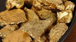 Altın madenciliği, küresel ekonomi ve değerli maden piyasaları açısından stratejik bir öneme sahiptir. Dünyanın farklı bölgelerinde yer alan dev altın madenleri, hem rezerv miktarları hem de yıllık üretimleriyle öne çıkar. İşte dünyanın en büyük altın madenleri ve temel özellikleriyle karşılaştırması: