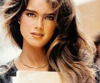 Brooke Shields, genç yaşta şöhret olmanın getirdiği zorlukları ve medya baskısını açıkça dile getiren isimlerden biridir. Hem moda hem sinema dünyasında bıraktığı iz sayesinde popüler kültürün önemli figürlerinden biri olarak kabul edilmektedir.
