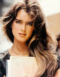 Brooke Shields, genç yaşta şöhret olmanın getirdiği zorlukları ve medya baskısını açıkça dile getiren isimlerden biridir. Hem moda hem sinema dünyasında bıraktığı iz sayesinde popüler kültürün önemli figürlerinden biri olarak kabul edilmektedir.