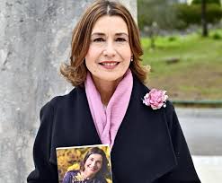 Claudia Koll, 1990’lı yılların İtalyan sinemasında cesur ve dikkat çekici rolleriyle öne çıkan isimlerinden biri olmuştur. “Così fan tutte” filmi, onun kariyerinde bir dönüm noktası olarak kabul edilir.