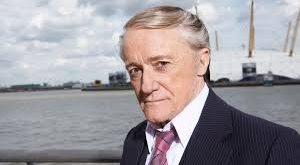 Robert Vaughn, yalnızca bir oyuncu değil; düşünen, sorgulayan ve derinlik katan bir sanat insanıdır. Casus dizilerinden western filmlerine, politik dramalardan felaket filmlerine uzanan geniş kariyeriyle, Hollywood’un en nitelikli ve kalıcı aktörleri arasında yer almaktadır.