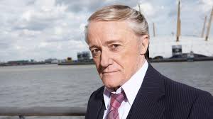Robert Vaughn, yalnızca bir oyuncu değil; düşünen, sorgulayan ve derinlik katan bir sanat insanıdır. Casus dizilerinden western filmlerine, politik dramalardan felaket filmlerine uzanan geniş kariyeriyle, Hollywood’un en nitelikli ve kalıcı aktörleri arasında yer almaktadır.
