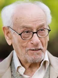 Eli Wallach, 7 Aralık 1915'te New York'ta, Polonya asıllı Yahudi bir ailenin çocuğu olarak dünyaya geldi. Eğitimini New York'taki ünlü tiyatro okulu olan The Neighborhood Playhouse School of the Theatre'da aldı.