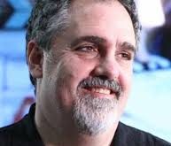 Jon Landau, müzikle ilgili ilk adımlarını genç yaşta atmış ve müzik endüstrisine olan ilgisi zamanla profesyonel bir kariyere dönüşmüştür. 1970’lerde, müzik eleştirmeni olarak yazılar yazmaya başlayan Landau, dönemin önemli rock grupları ve sanatçılarıyla ilgili derinlemesine analizler yapmıştır.