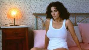 La Bella Vita, İtalya'da geçen, yaşamın ve aşkın anlamını sorgulayan bir hikayeye sahiptir. Film, Adriano adlı genç bir adamın hayatındaki önemli dönüm noktalarına odaklanır. Adriano'nun, şehre geleneksel bir köy hayatından ayrılıp, modern dünyada ve büyük şehirde kendi kimliğini bulma yolculuğu, film boyunca izleyiciye sunulur.