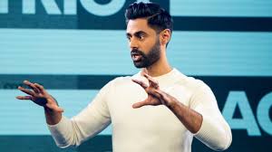 Minhaj, mizahını toplumsal sorunlarla harmanlayarak, özellikle Amerika’daki göçmenlerin yaşadığı zorluklar, siyasi ikilikler ve kültürel çatışmalar gibi karmaşık konuları anlaşılır hale getirmiştir. Hem düşündüren hem güldüren yaklaşımı ile geniş bir izleyici kitlesi tarafından takdir edilmiştir.