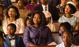 Hidden Figures, 1960'ların başında, NASA'nın erken uzay araştırmalarında görev yapan ve bilim dünyasında önemli katkılarda bulunan üç Afro-Amerikalı kadının, Katherine Johnson, Dorothy Vaughan ve Mary Jackson'ın hikayesini anlatıyor. Bu üç kadın, dönemin toplumsal yapısına ve ırkçılık ile cinsiyetçilik gibi büyük engellere rağmen, NASA’nın uzay görevlerinin başarısında hayati bir rol oynamışlardır.