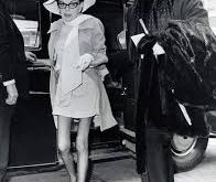 Mickey Deans, 1934 yılında New Jersey'de doğmuştur. Genç yaşlarında müziğe olan ilgisi, onu küçük yaşta çeşitli müzik etkinliklerine katılmaya yönlendirmiştir. Genellikle şarkıcı ve müzik prodüktörü olarak sahne alan Mickey Deans, 1950'ler ve 1960'larda müzik dünyasında kendini göstermeye başlamıştır.