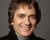 Dudley Moore, 19 Nisan 1935’te Londra, İngiltere'de doğmuştur. Müzik ve sahneye olan ilgisi, çocukluk yıllarına kadar gitmektedir. Moore, küçük yaşlarda piyano çalmaya başlamış ve müzikle ilgilenmeye yönelmiştir. Londoner’lar için sıradışı bir yetenek olarak kabul edilen Moore, Londra Kraliyet Müzik Okulu’nda eğitim alarak müzik alanındaki bilgisini derinleştirmiştir.