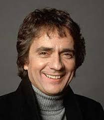 Dudley Moore, 19 Nisan 1935’te Londra, İngiltere'de doğmuştur. Müzik ve sahneye olan ilgisi, çocukluk yıllarına kadar gitmektedir. Moore, küçük yaşlarda piyano çalmaya başlamış ve müzikle ilgilenmeye yönelmiştir. Londoner’lar için sıradışı bir yetenek olarak kabul edilen Moore, Londra Kraliyet Müzik Okulu’nda eğitim alarak müzik alanındaki bilgisini derinleştirmiştir.
