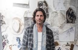 Greg Lauren, 6 Ocak 1970 tarihinde Amerika Birleşik Devletleri'nin New York şehrinde doğmuştur. Lauren ailesi, modanın öncülerinden biri olan Ralph Lauren’ı bünyesinde barındıran bir aile olarak tanınmaktadır.