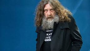 Alan Moore, çizgi romanlarında görsel anlatımın gücünü yazılı metinle harmanlamayı başaran nadir yazarlardandır. Hikayelerinde çok katmanlı bir anlatım tarzı benimser ve okurları sadece eğlendirmekle kalmaz, aynı zamanda onlara toplumsal ve politik sorular sormayı da amaçlar.