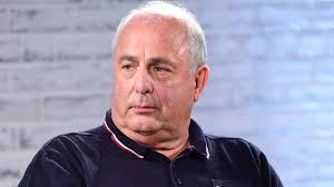 Roger Michell, sinema ve televizyonun yanı sıra tiyatro yönetmenliği de yapmıştır. Sahne üzerindeki deneyimi, onun oyuncu performanslarına verdiği önemi artırmış ve filmlerinde güçlü oyunculuklar elde etmesini sağlamıştır.