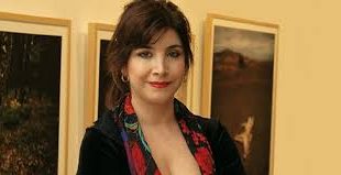 Ebru Ceylan, 1 Ocak 1973 tarihinde İstanbul’da dünyaya gelmiştir. Genç yaşlardan itibaren sanata olan ilgisi belirginleşmiş ve özellikle görsel sanatlara olan tutkusunu fotoğrafçılık ve senaristlik alanlarında geliştirmiştir. İstanbul Üniversitesi'nde öğrenim gören Ceylan, sanatı hem akademik hem de pratik olarak incelemeye devam etmiştir.
