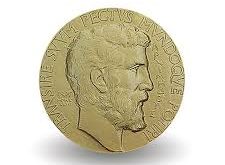 Fields Madalyası, matematik dünyasının en prestijli ödüllerinden biridir ve genellikle "Matematik dünyasının Nobel Ödülü" olarak adlandırılır. 1936 yılında, Kanadalı matematikçi John Charles Fields tarafından kurulan bu ödül, her dört yılda bir, matematikte önemli ve özgün katkılar yapmış genç matematikçilere verilmektedir.