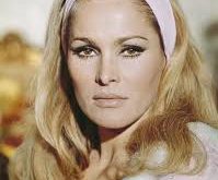 Ursula Andress özel hayatı, sanat ve moda dünyasıyla iç içe geçmiştir. Andress, birkaç ünlü aktör ve yönetmenle ilişkiler yaşamış, medyanın ilgisini sürekli üzerinde tutmuştur. Ayrıca Andress, sinema dışında sosyal etkinliklerde ve moda projelerinde de aktif olarak yer almıştır.