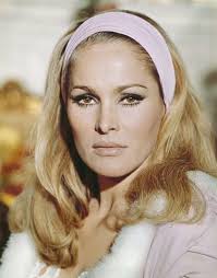 Ursula Andress özel hayatı, sanat ve moda dünyasıyla iç içe geçmiştir. Andress, birkaç ünlü aktör ve yönetmenle ilişkiler yaşamış, medyanın ilgisini sürekli üzerinde tutmuştur. Ayrıca Andress, sinema dışında sosyal etkinliklerde ve moda projelerinde de aktif olarak yer almıştır.