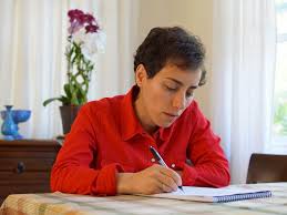 Maryam Mirzakhani, İranlı bir matematikçi ve geometri alanındaki öncü çalışmalarıyla tanınan bir bilim insanıdır. 2014 yılında Fields Madalyası’nı kazanan Mirzakhani, matematik tarihinde bu ödülü kazanan ilk kadın olarak büyük bir tarihe imza atmıştır.
