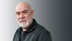 Güven Kıraç, özellikle tiyatro sahnesindeki başarısıyla öne çıkmıştır. Birçok önemli tiyatro oyununda yer almış ve bu alanda ciddi bir takipçi kitlesine ulaşmıştır. Tiyatroda göstermiş olduğu performanslar, onun sinemada ve televizyon dünyasında da başarılı olmasına zemin hazırlamıştır.