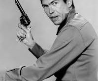 James Coburn, 18 Kasım 2002 tarihinde, kanser nedeniyle 74 yaşında hayatını kaybetmiştir. Ölümünden sonra Hollywood, onu karizmatik, profesyonel ve çok yönlü oyuncu olarak anmıştır.