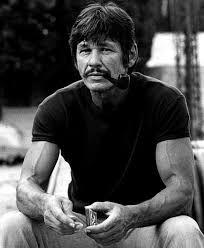 Charles Bronson, Hollywood’un en kendine özgü aktörlerinden biridir. Sözlerden çok bakışlarıyla konuşan, adaleti kendi yöntemleriyle sağlayan karakterleriyle sinema tarihinde silinmez bir iz bırakmıştır.