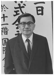 Kunihiko Kodaira, Japonya’nın en önde gelen matematikçilerinden biri olarak tanınan ve 20. yüzyılın en önemli matematiksel düşünürlerinden biridir. Özellikle cebirsel geometri, topoloji ve kompleks analiz gibi alanlarda yaptığı derinlemesine çalışmalarla tanınan Kodaira, matematiksel düşüncenin birçok farklı alanına önemli katkılarda bulunmuştur.